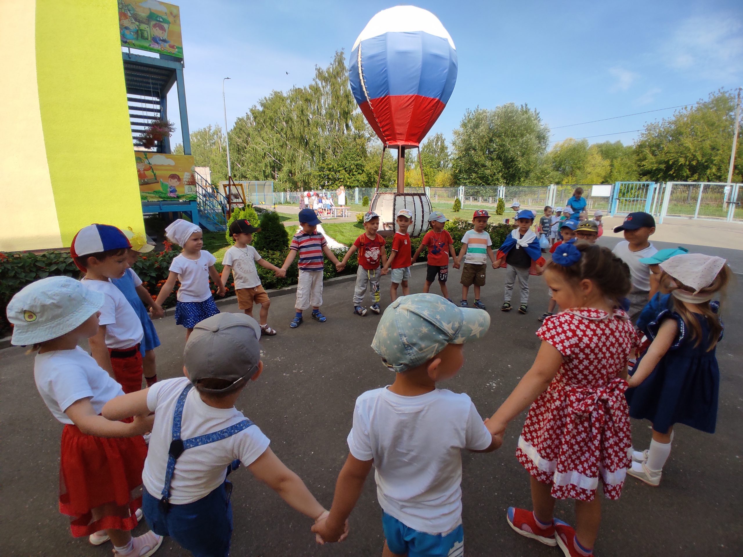 ДЕНЬ РОССИЙСКОГО ФЛАГА В ГОРОДЕ ДЕТСТВА — МБДОУ № 8 городского округа Шуя